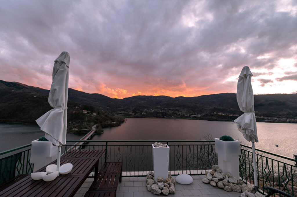 Dormire in altri borghi della vallata del Turano: Esterni terrazza sul lago.