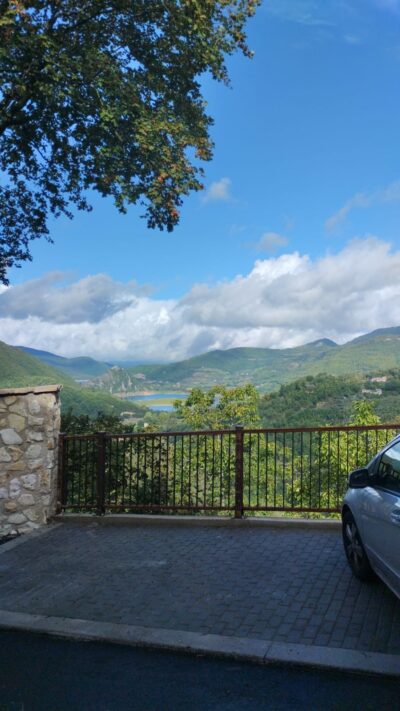 lago da casa. parcheggia e goditi il tuo posto alla mia tavola