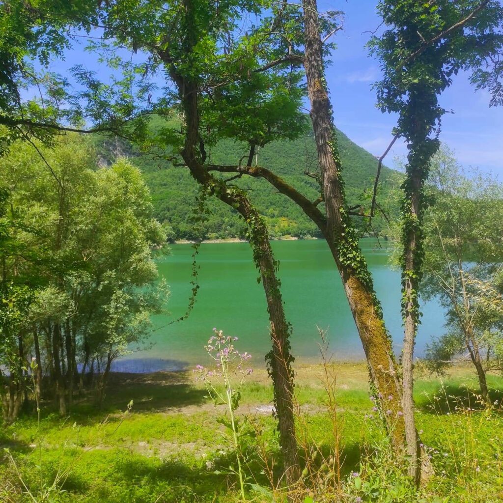 le sponde del lago del turano in primavera